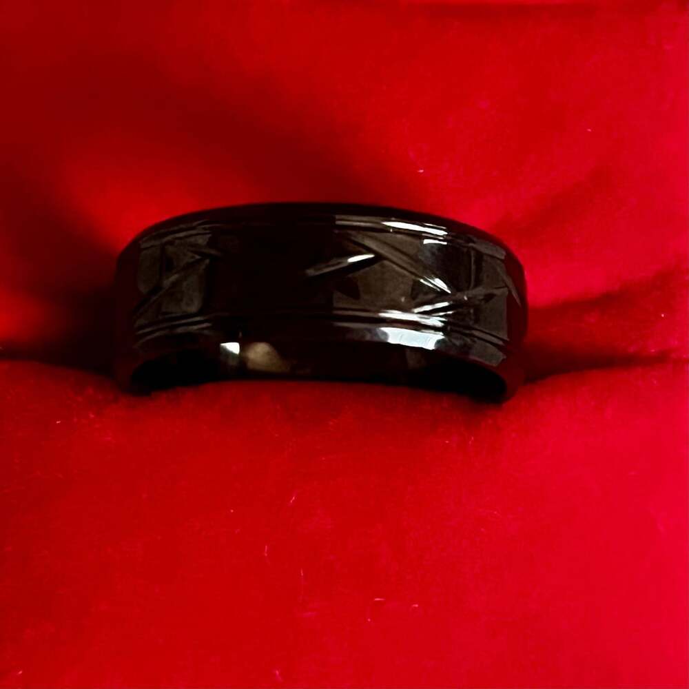 Vintage Black Carved Bakelite Polished Finish 6mm Band Size 12
